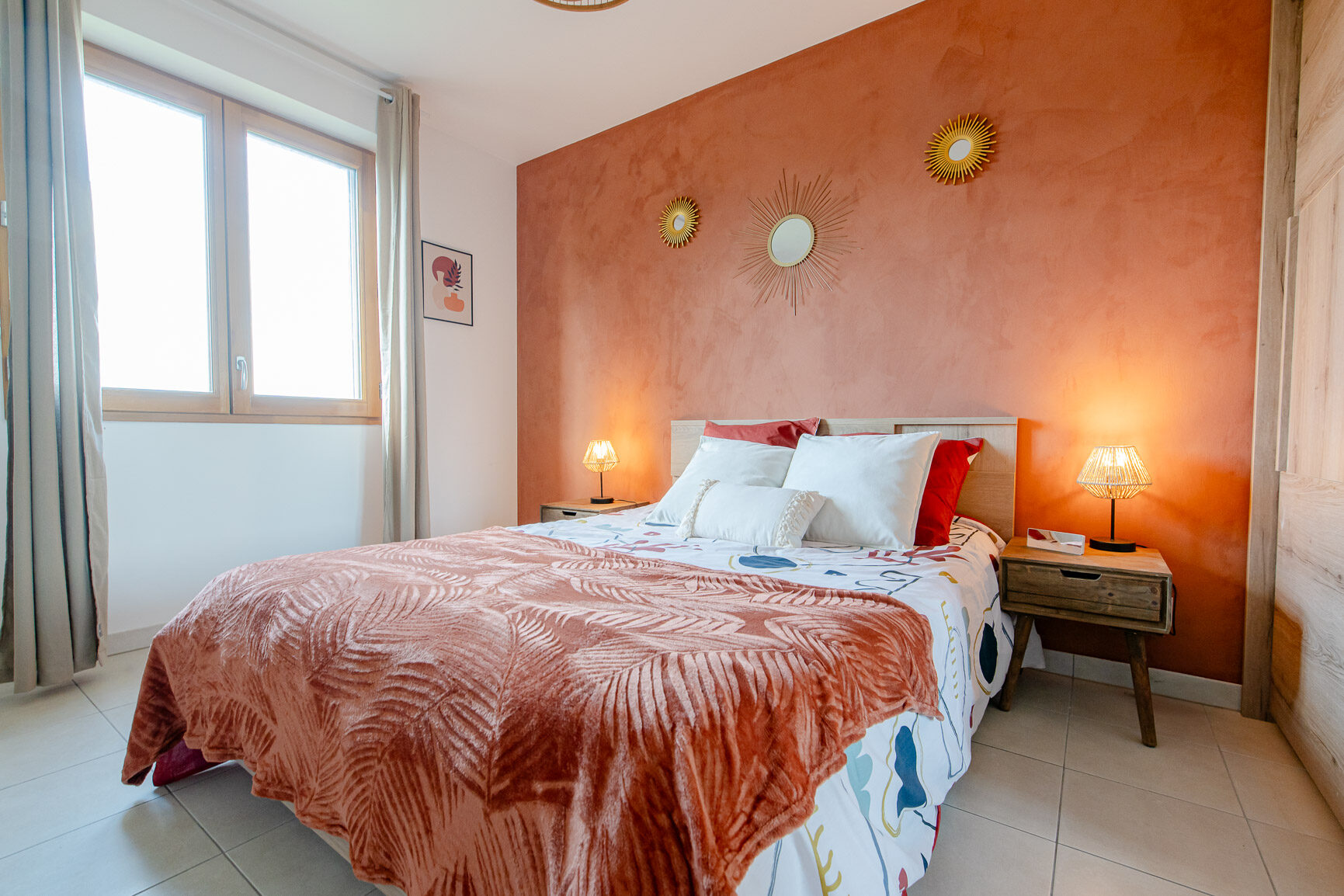 Chambre terracotta aménagée