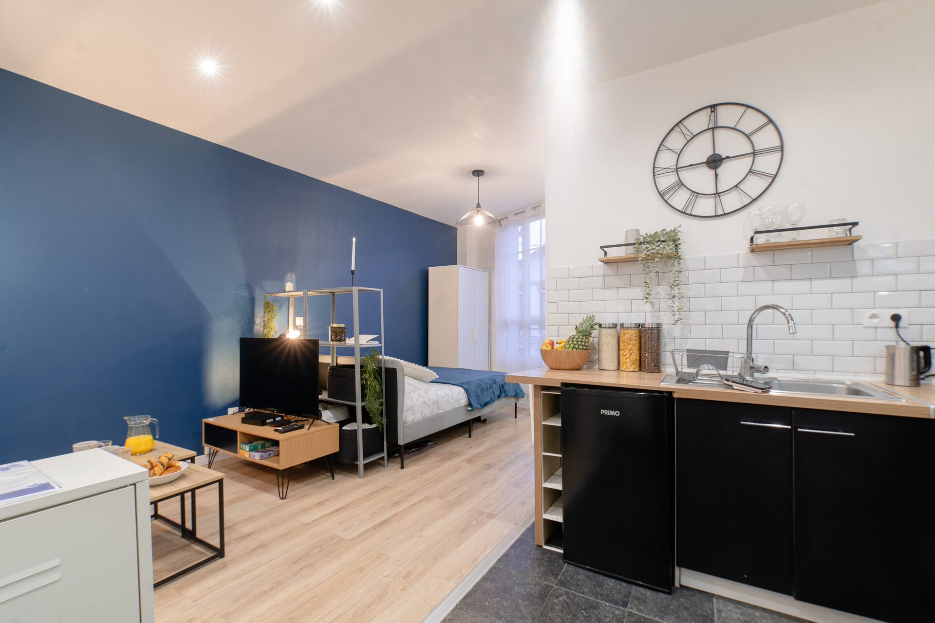 Studio au mur bleu